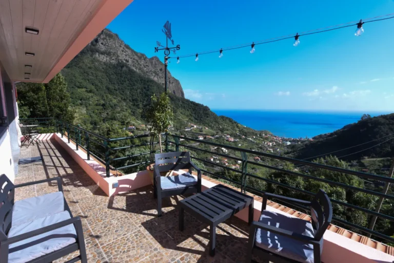 Terras van Villa da Rochinha met uitzicht op de Atlantische Oceaan
