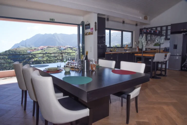 Tafel met uitzicht op de groene bergen in Porto da Cruz